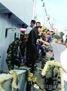 海漂一夜小孩哥获救，施救者暖心探望——见证人间大爱