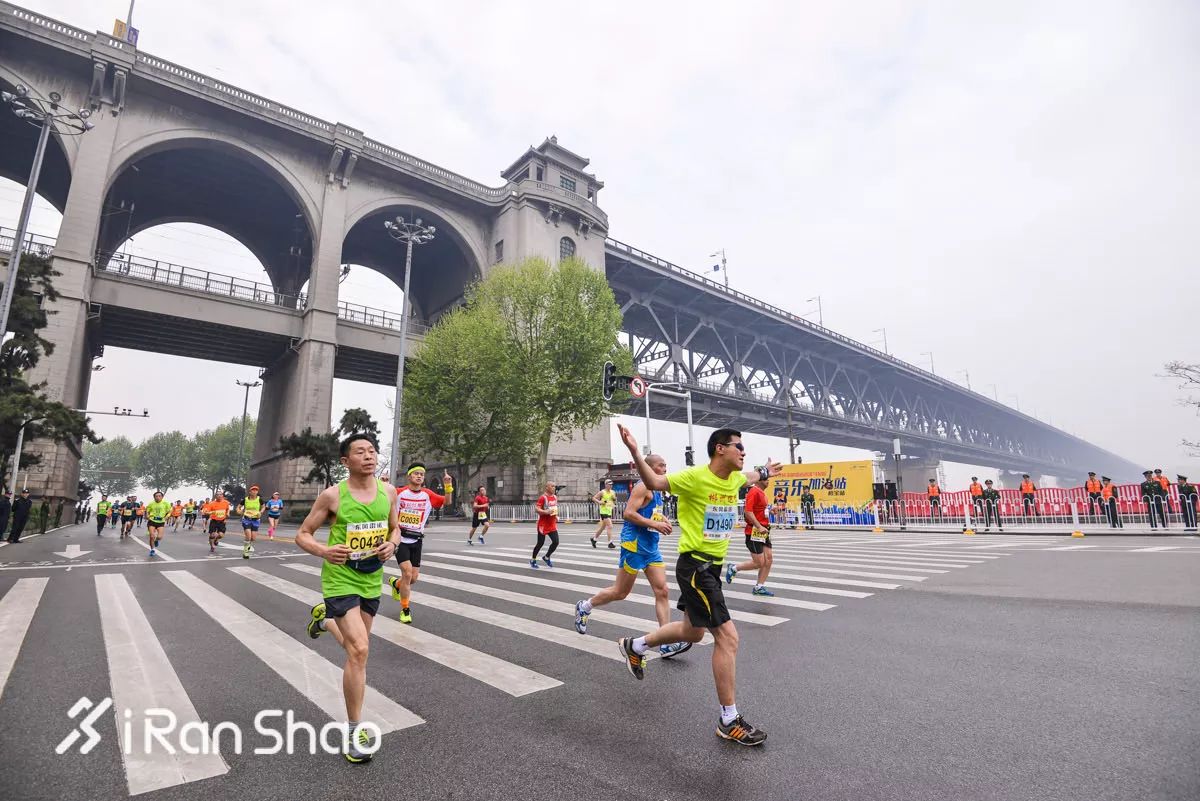 武汉全程马拉松，激情奔跑，城市脉动