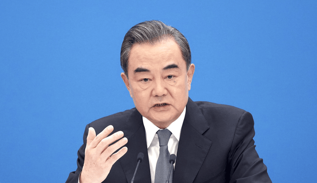 王毅当着石破茂的面谈抗战，历史与未来的对话