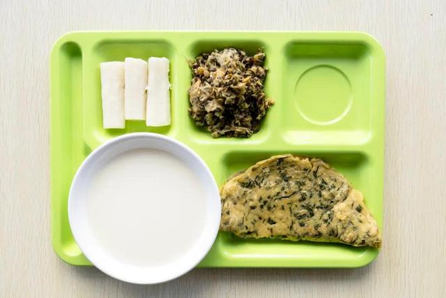 高校1:1复刻国家版减肥餐，引领健康饮食新风尚