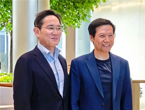 三星李在镕造访小米，与雷军合影——跨界合作的未来展望