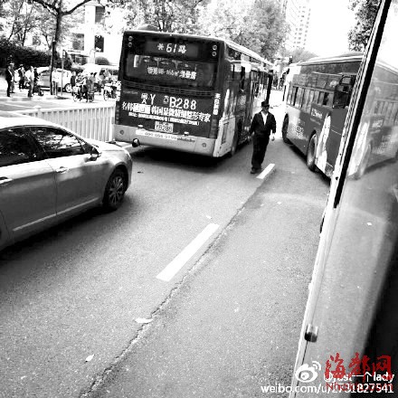 老年团挤不上公交引发争议，要求加车引深思