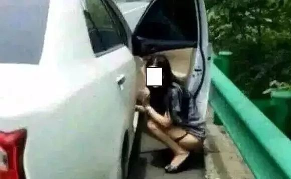 大巴车上尿裤子了怎么弄干
