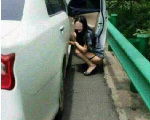 大巴车上尿裤子了怎么弄干