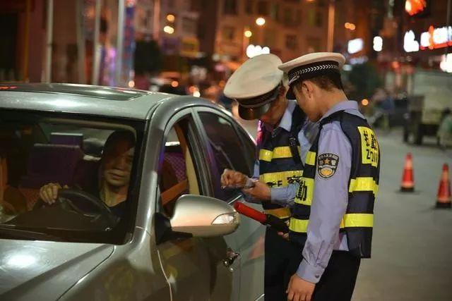 男子醉驾等红绿灯时竟然睡着了，交警喊醒后真相大白