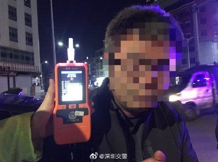 男子醉驾等红绿灯时竟然睡着了，交警喊醒后真相大白