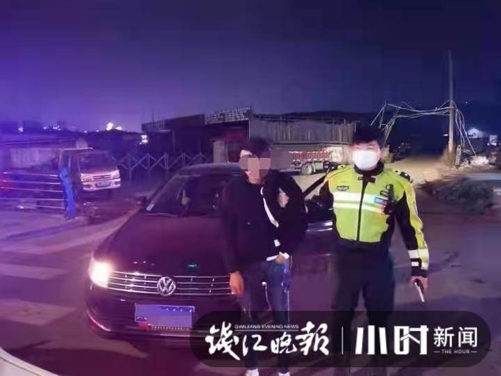 男子醉驾等红绿灯时竟然睡着了，交警喊醒后真相大白