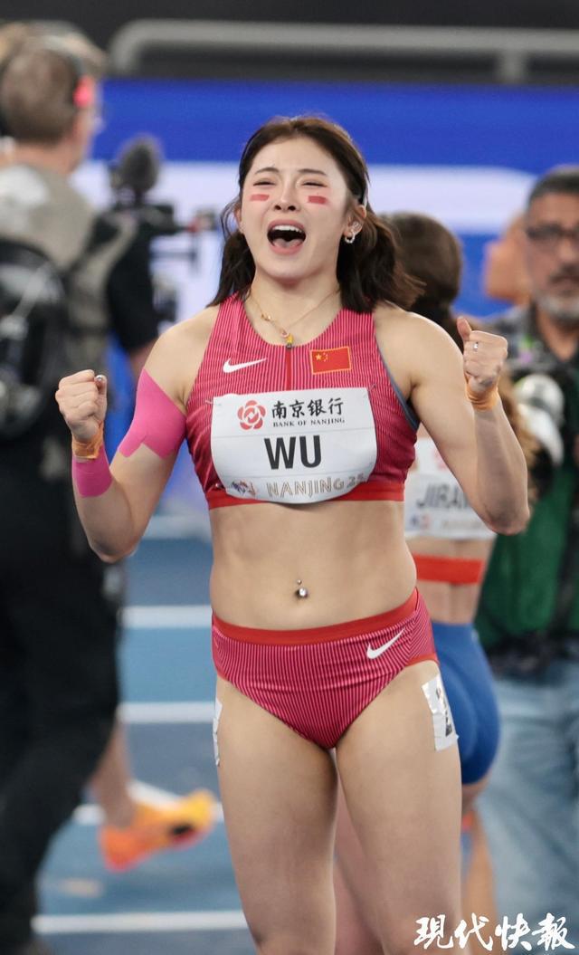吴艳妮的影迷身份藏不住了