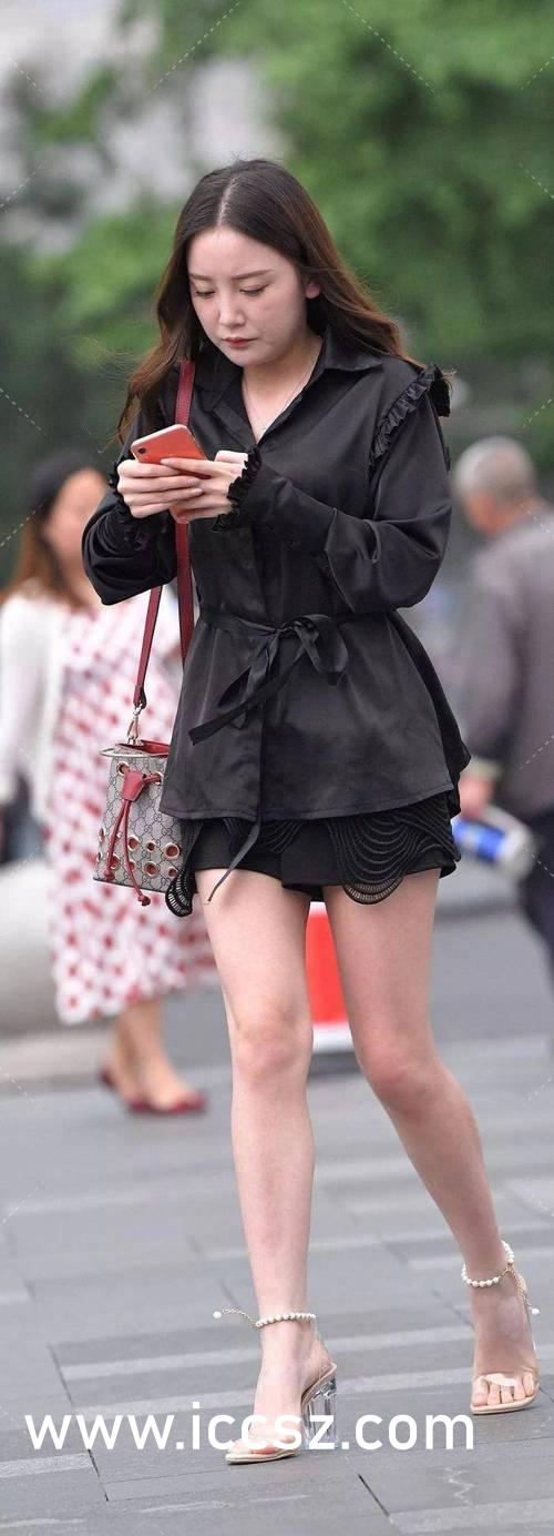 女主播胸部整形后竟成广告新宠？探究背后的真相