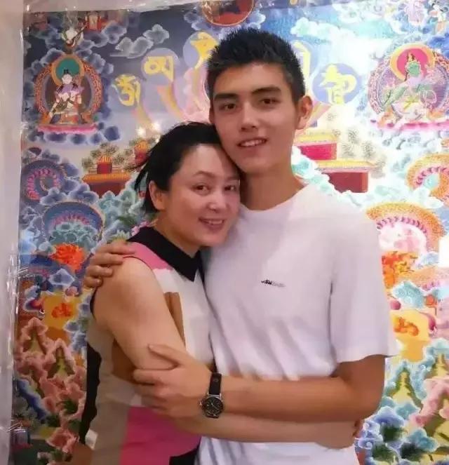 赵雅芝儿子们的成长轨迹，揭秘他们的年龄与成长故事