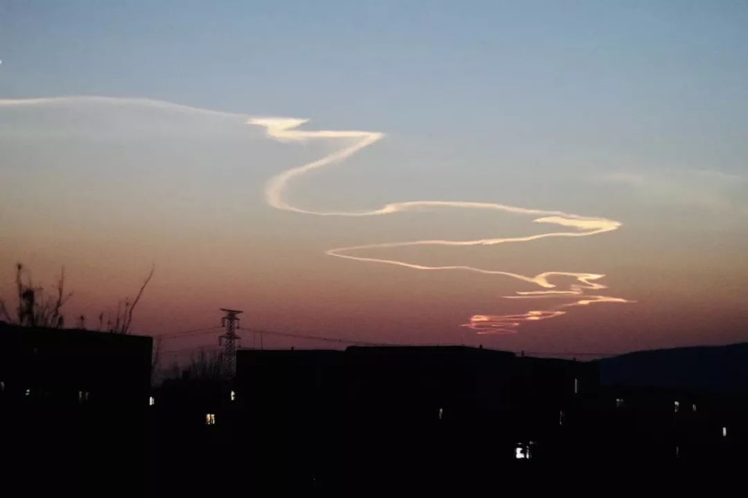 浙江天空现巨大长云如巨蟒横卧，揭秘自然奇观背后的奥秘