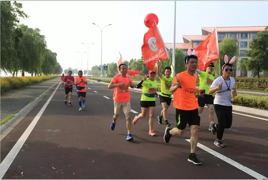 马拉松私兔月入四万，揭秘跑步经济下的新职业风采
