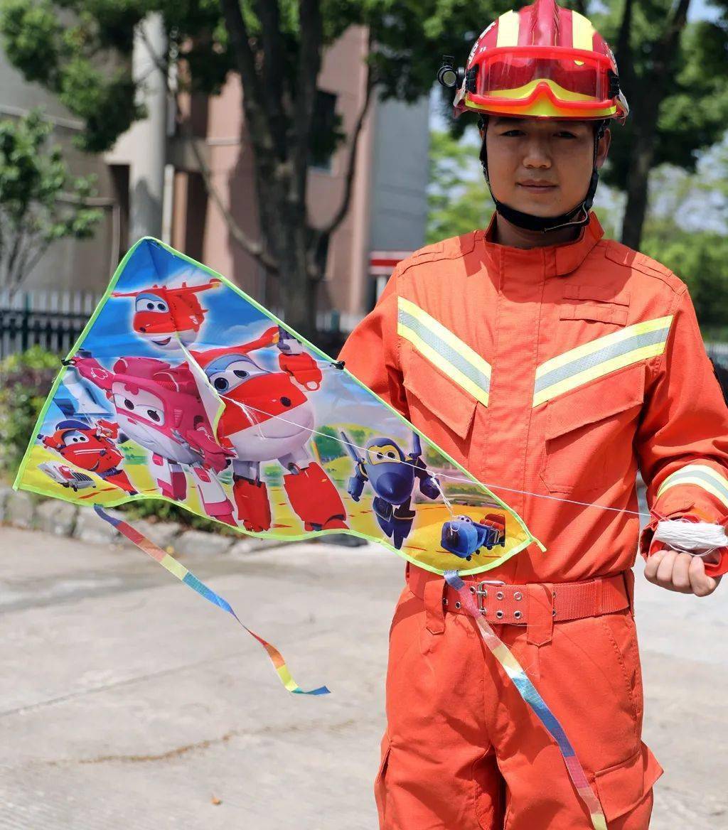 消防员揭示风筝线的潜在危险，一场生动的演示会