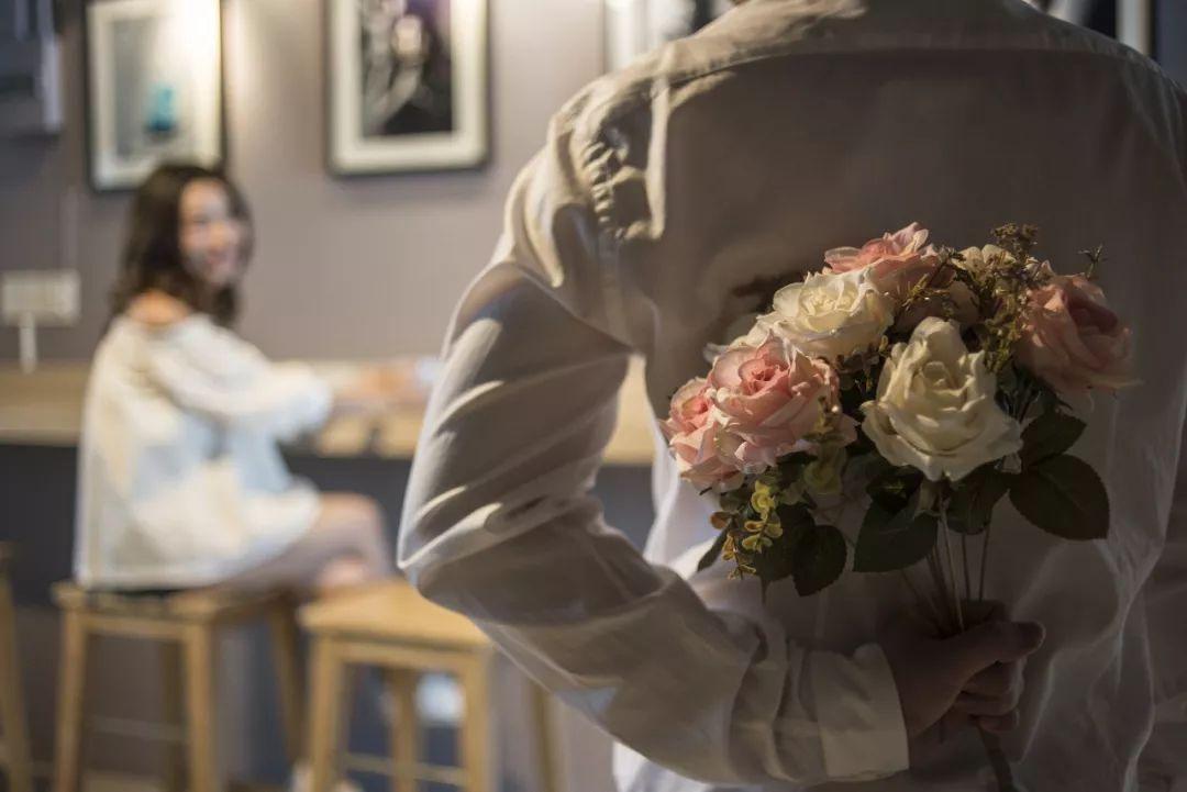 女子一年假结婚八次背后的故事与反思