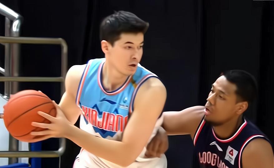 阿不都沙拉木10中4，独得13分7板——一位篮球英雄的崛起之路
