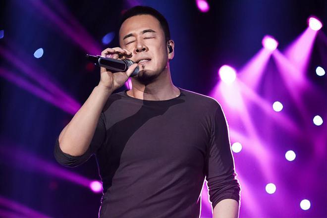 男子为赴刀郎演唱会穿西装，一场时尚与音乐的华丽邂逅
