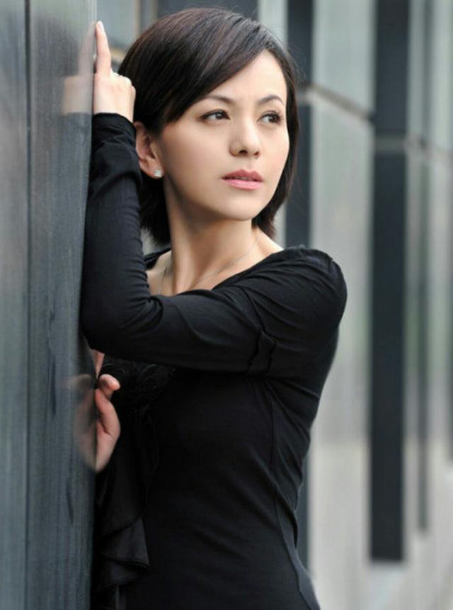 54岁王琳回应穿短裙婚纱走秀，岁月不败美人，优雅永存