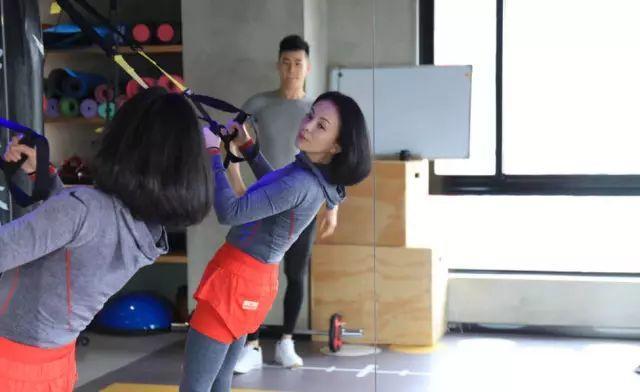 54岁王琳回应穿短裙婚纱走秀，岁月不败美人，优雅永存