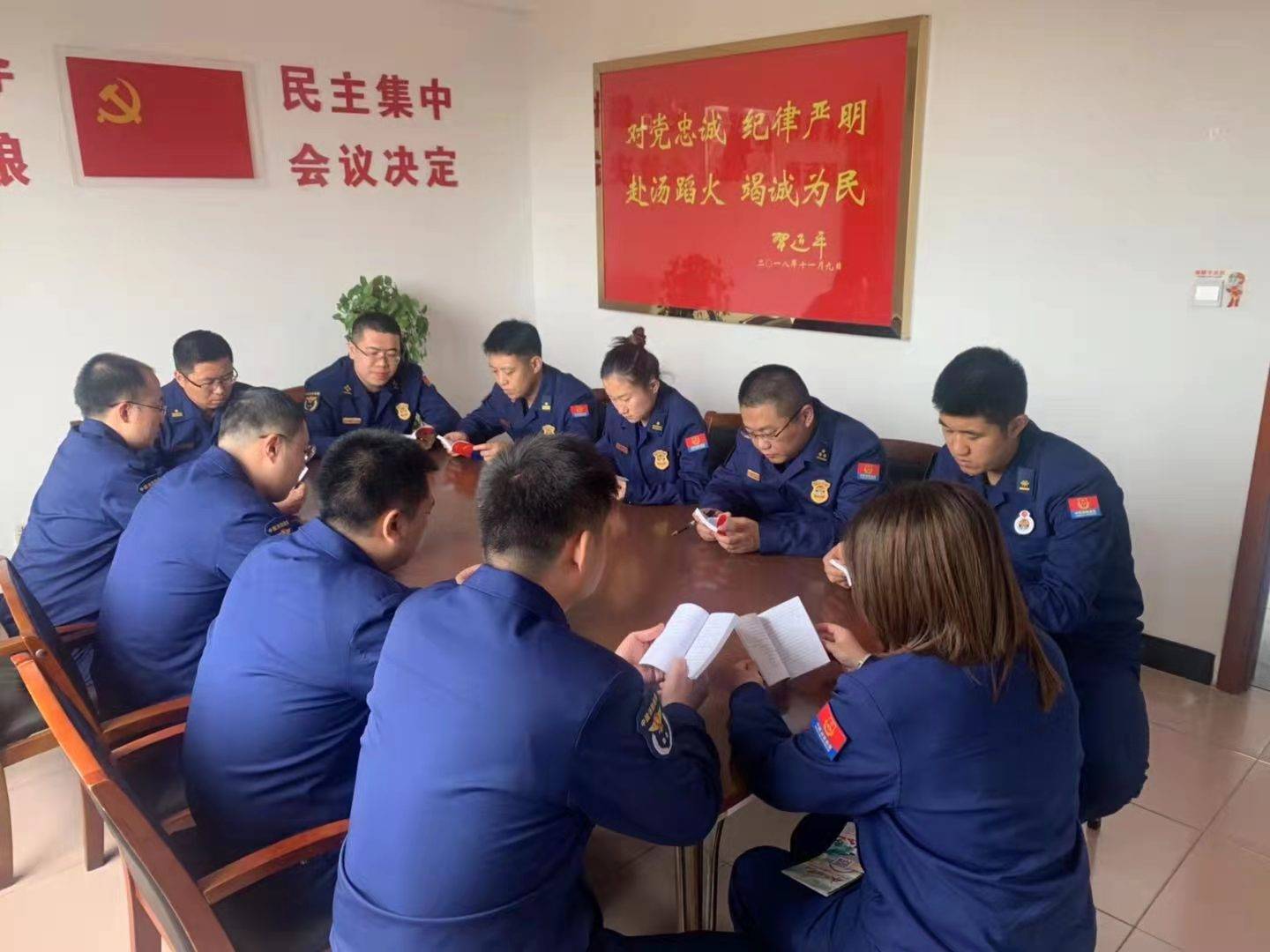 废墟传出敲击声，中国救援队大喊安静，希望与坚定的力量