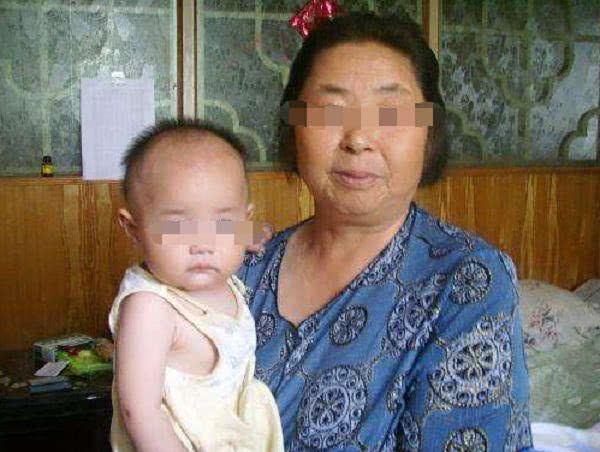 入室抢婴案奶奶因自责12年独自过年，一个家庭的痛苦与坚守