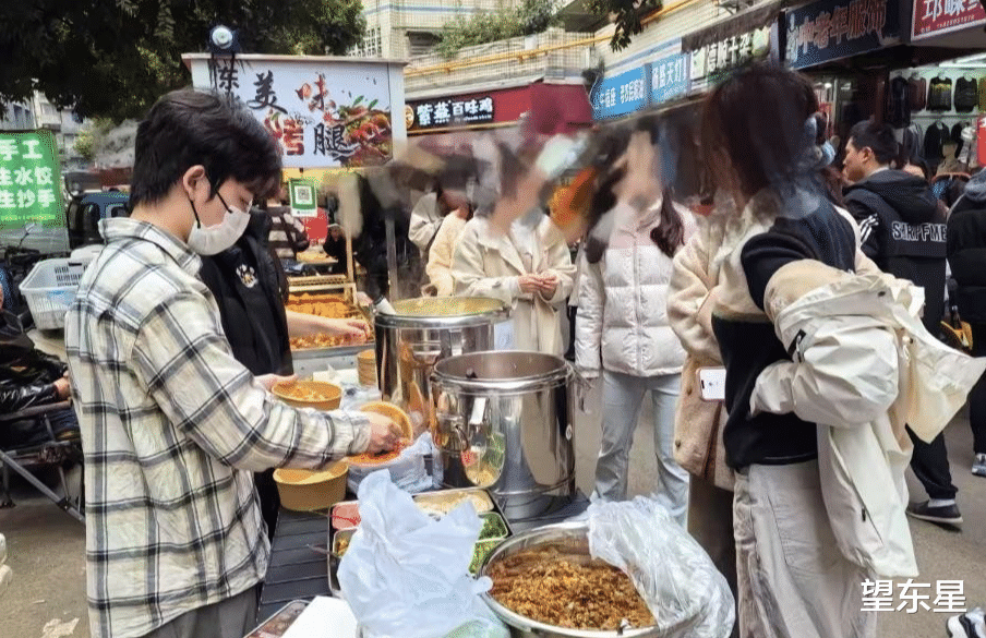 90后医生下班摆摊卖小吃，月入最高达两万的励志故事
