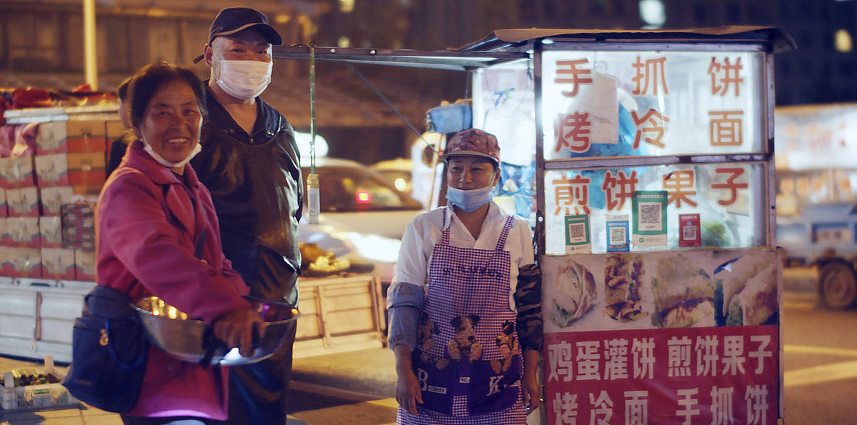 90后医生下班摆摊卖小吃，月入最高达两万的励志故事