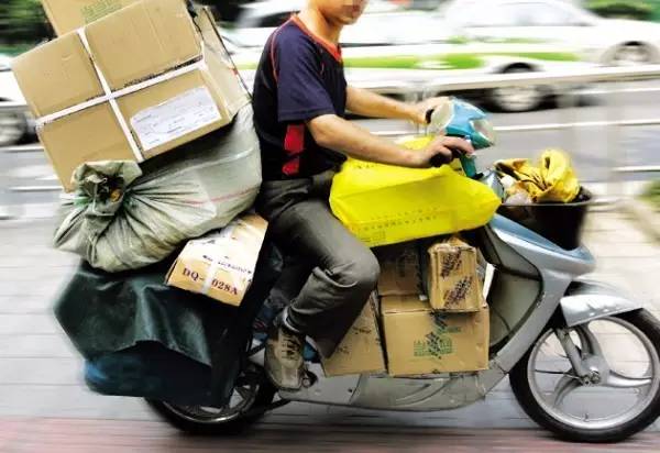 快递员因同一人连收百件包裹报警的背后故事