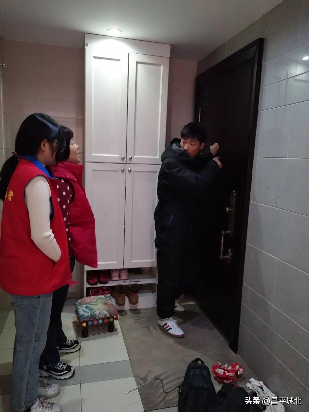 女子叫开锁师傅上门，来了个10岁小孩？解锁背后的故事