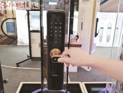女子叫开锁师傅，来了个10岁小孩？故事背后的温馨与启示
