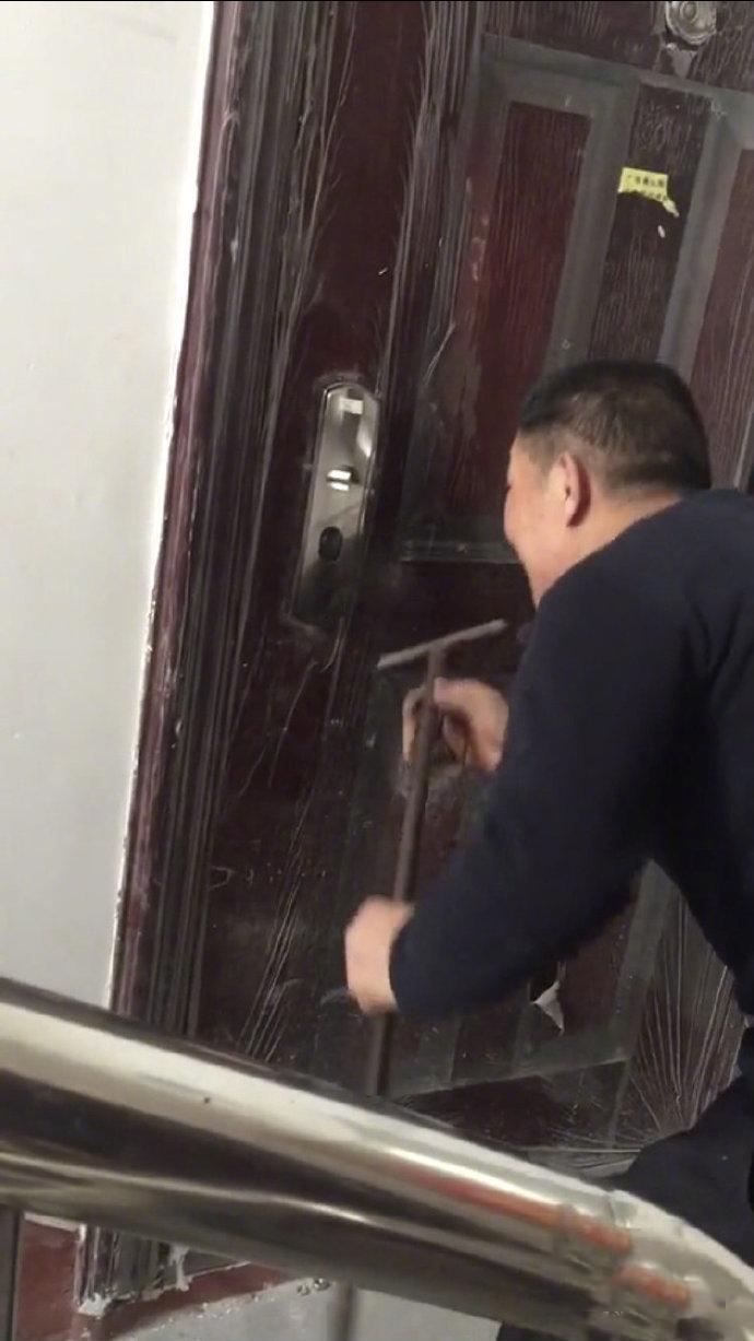 女子叫开锁师傅，来了个10岁小孩？故事背后的温馨与启示