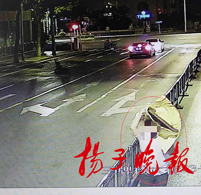 大妈撬盲道钢条售卖现象探究