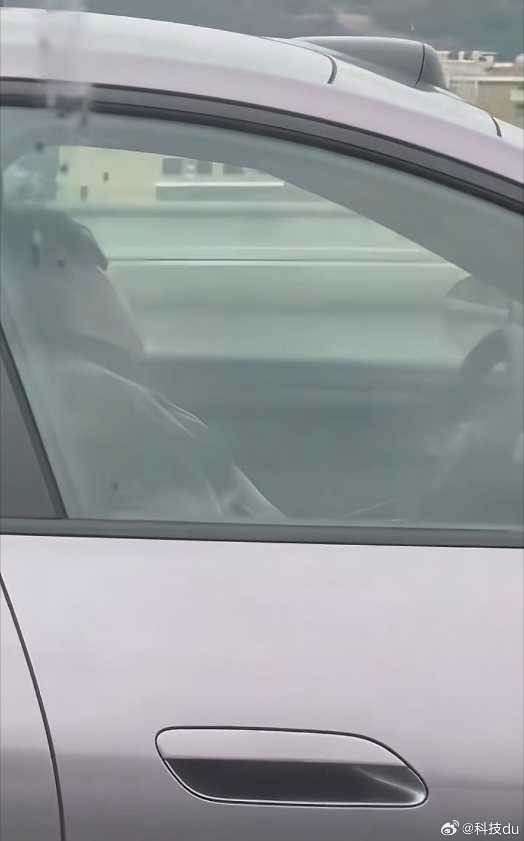 网友曝小米汽车车主驾驶中睡着，引发关注热议