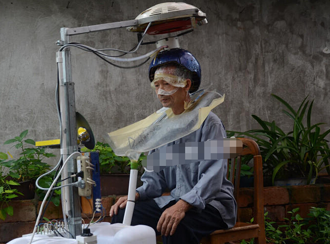 男子发明懒人喂鸡法，十天喂一次，轻松养鸡新体验