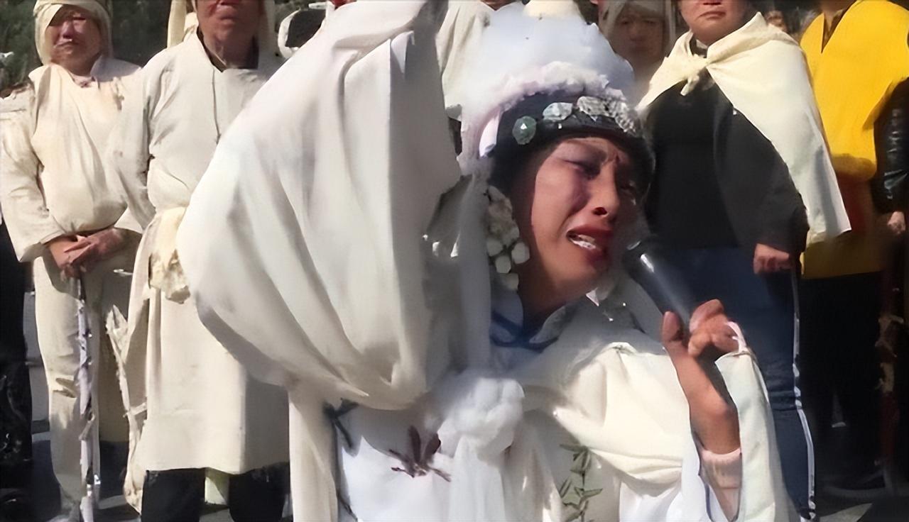 职业女哭灵人半个月连哭十六场，情感劳动背后的故事