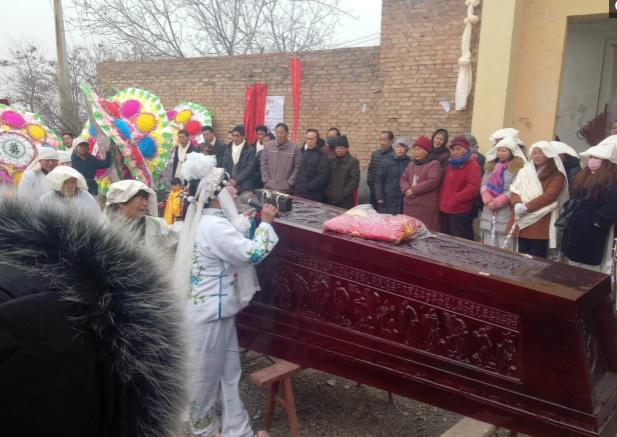 职业女哭灵人半个月连哭十六场，情感劳动背后的故事