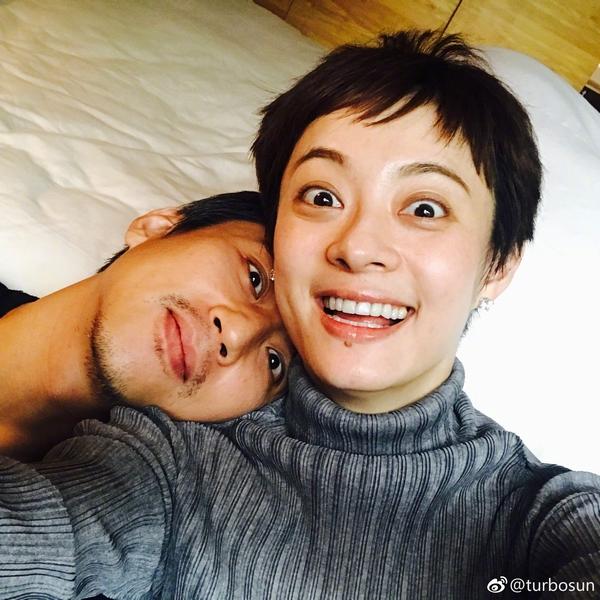 孙俪单手倒车入库，技艺高超，魅力无限