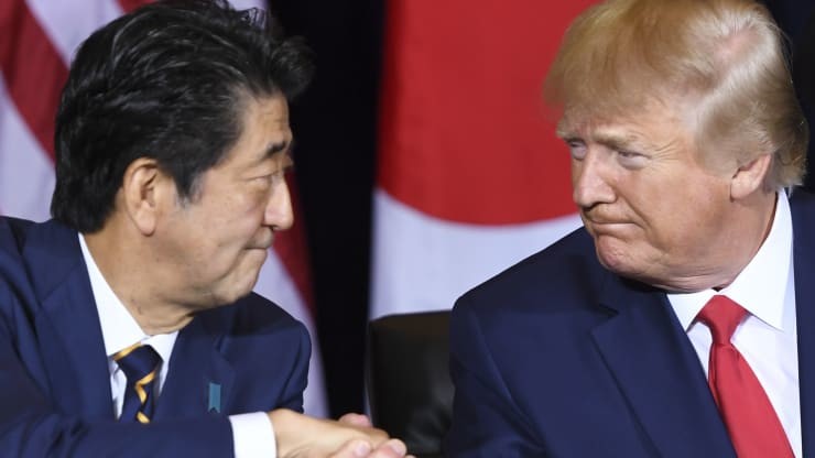 特朗普谈日本关税时忽然缅怀安倍晋三、一段跨越国界的友谊与经贸纠葛