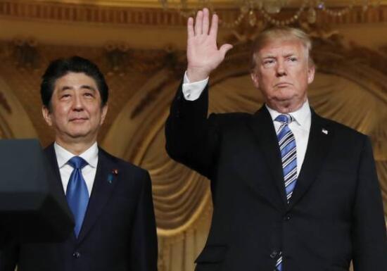 特朗普谈日本关税时忽然缅怀安倍晋三、一段跨越国界的友谊与经贸纠葛
