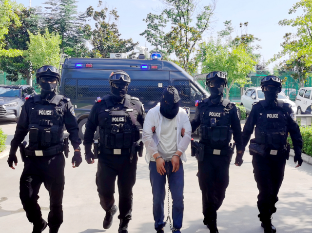 英勇无畏！95后民警在牺牲前将命案逃犯成功制伏
