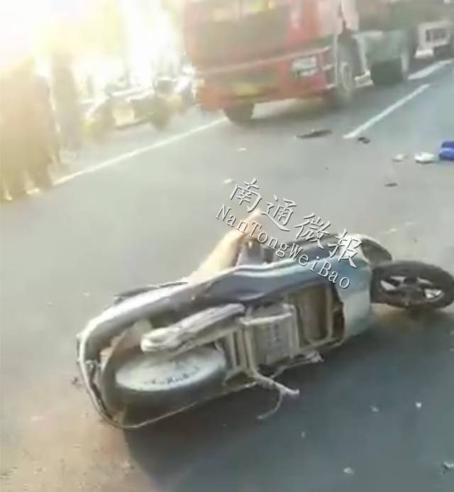 母亲遭遇车祸身亡，儿子的悲痛瞬间