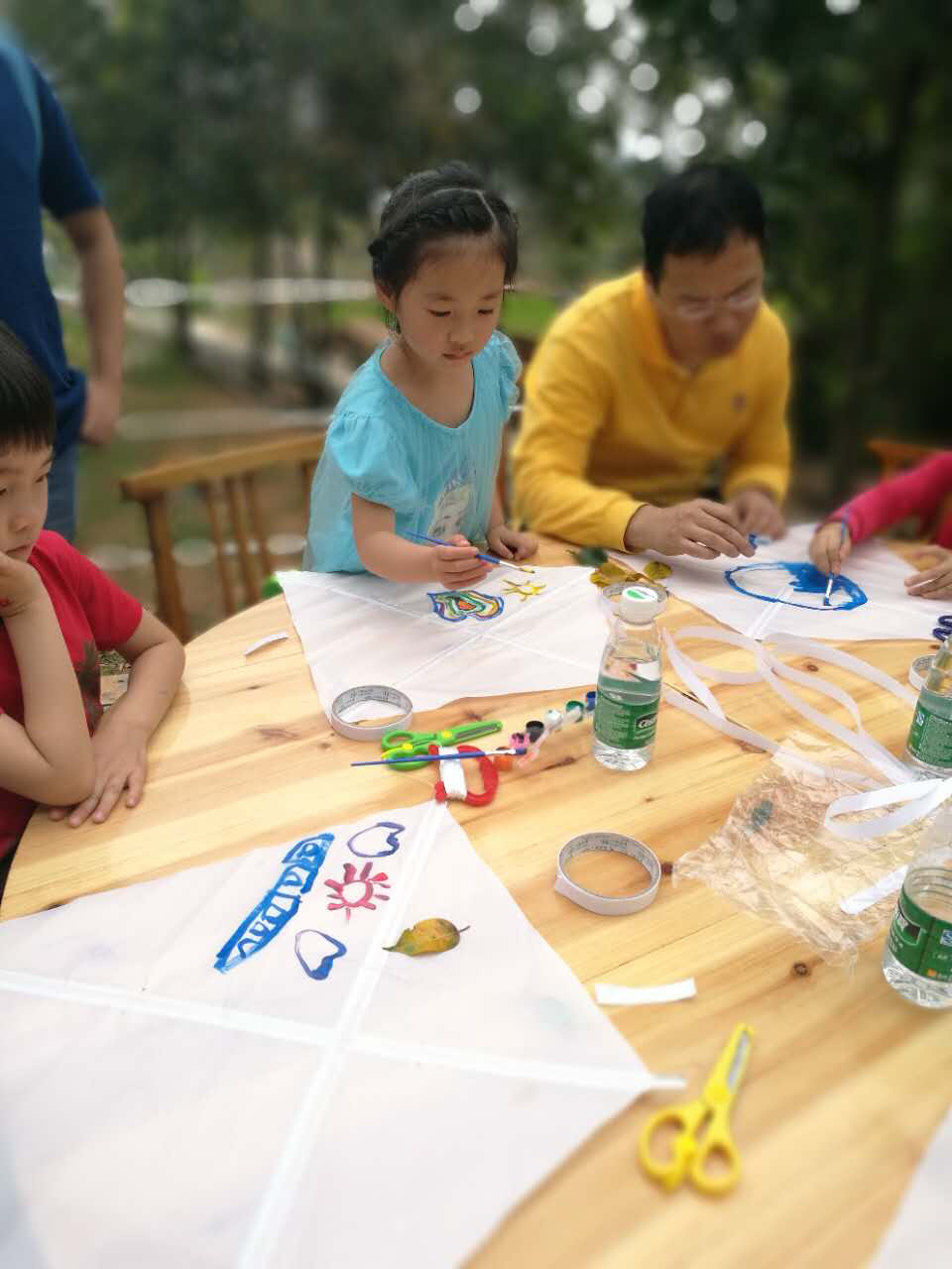 幼儿园小朋友春游与初中生交换零食，一场跨龄的友谊盛宴