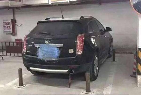 早餐车刮花豪车，车主创意索赔，15个鸡蛋饼