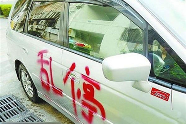 早餐车刮花豪车，车主创意索赔，15个鸡蛋饼