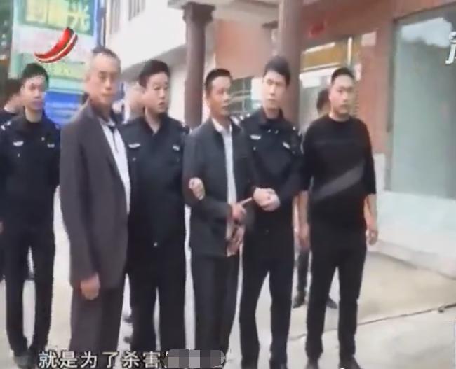 六旬母亲坚守清明，为车祸去世的儿孙扫墓，一份无尽的思念