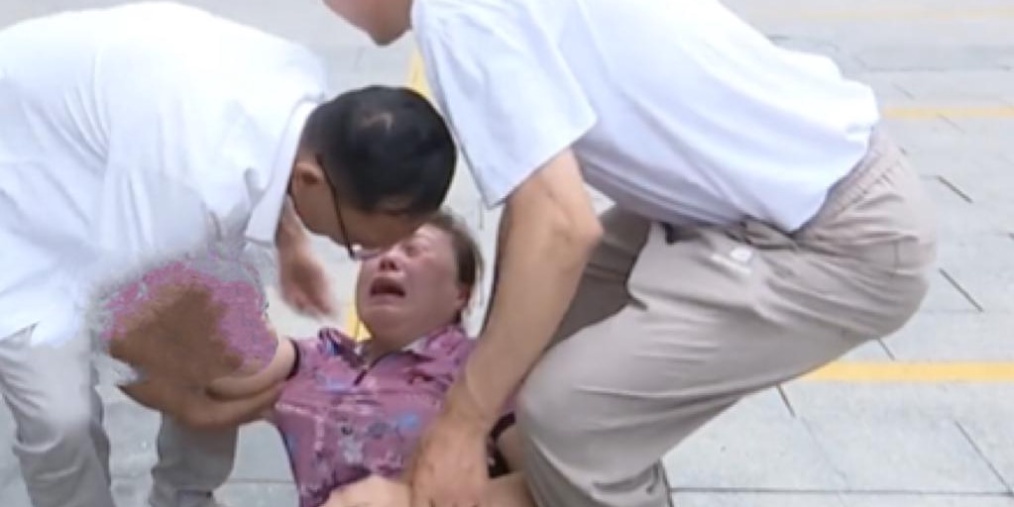 母亲遇车祸身亡，儿子的悲痛举动引发警方深思