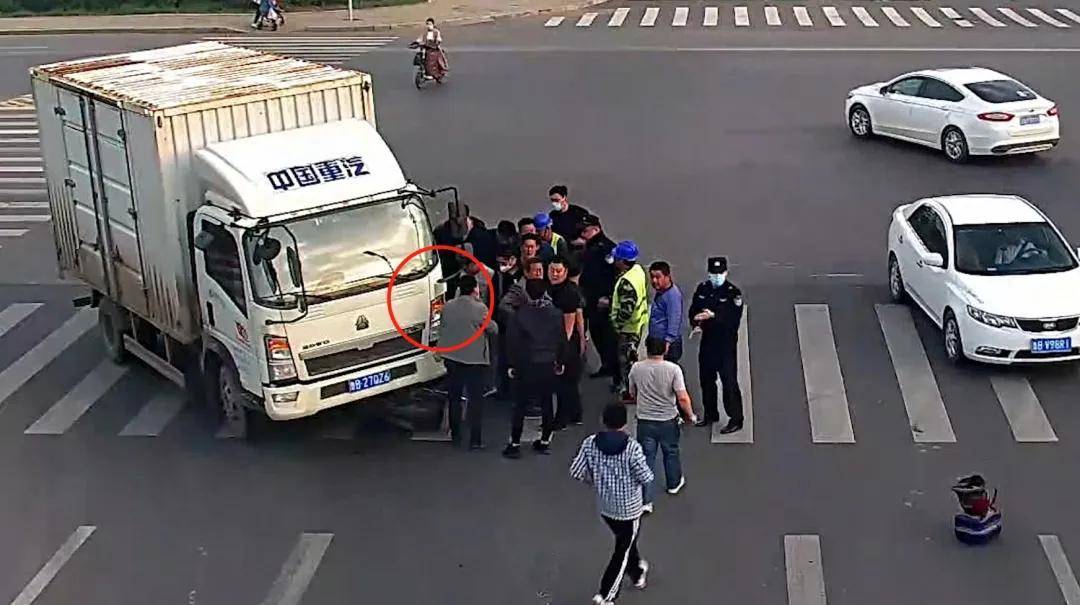 路人惊见货车内疑似人脚，紧急报警引发社会关注