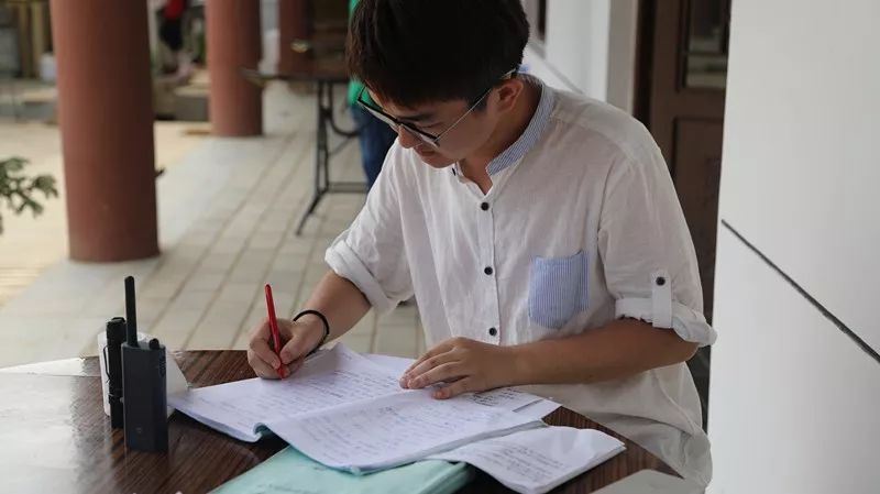 黄老师在哪里——探寻教育之光