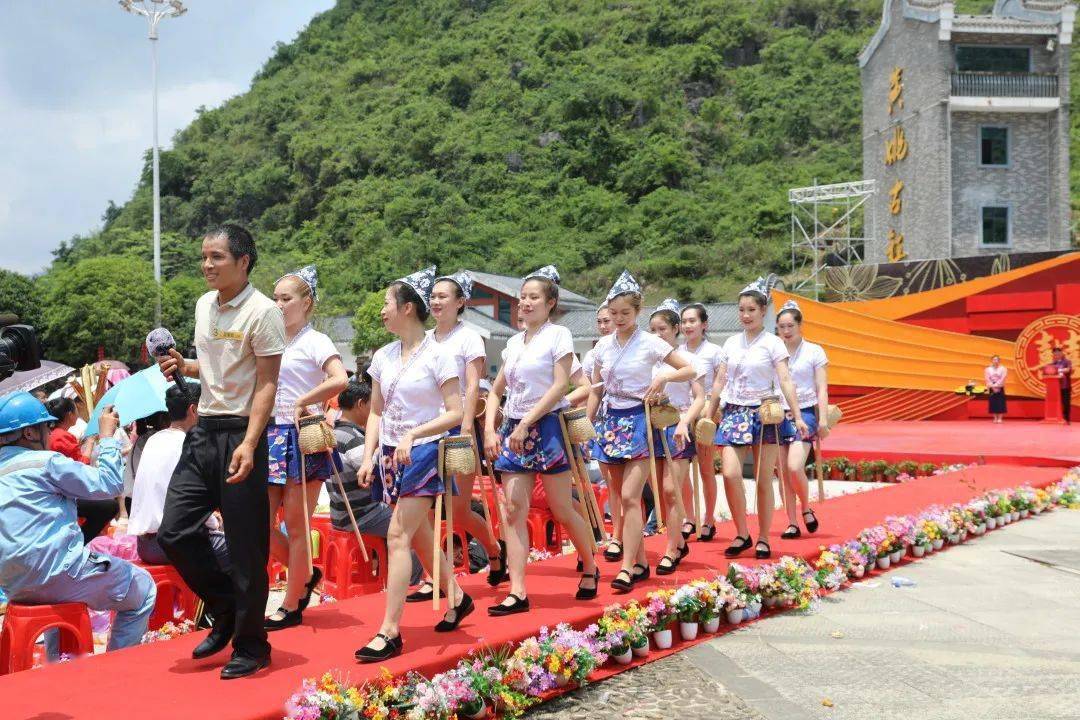 男子祭祖现场用白纸制作纸钱，传统与创新的交融