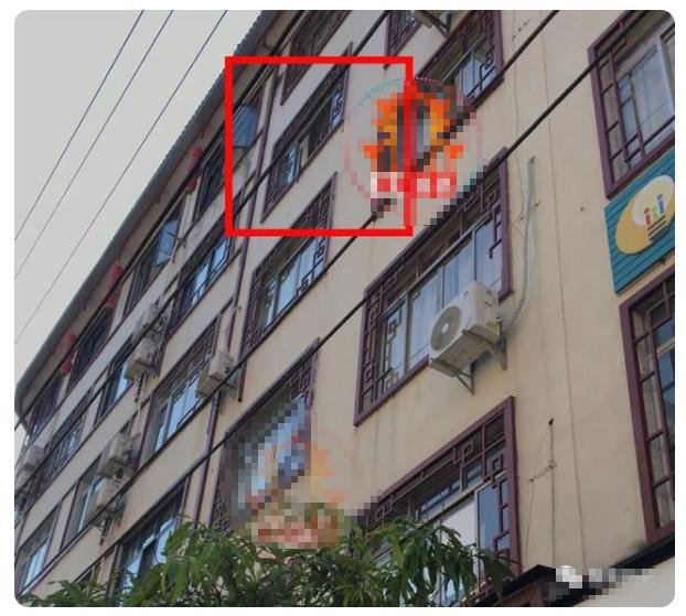 男子祭祖现场用白纸制作纸钱，传统与创新的交融