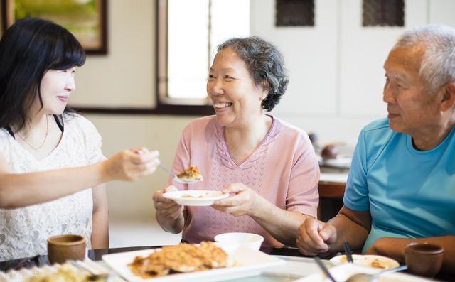 老人离世后，是否需要给保姆额外的费用——一种深度探讨